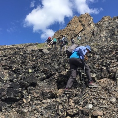 Niut Lakes Monday hike to peak © Roland Wahlgren